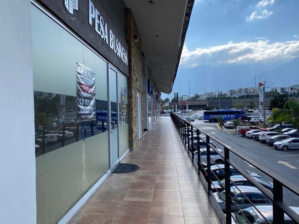 Vista lateral de la plaza