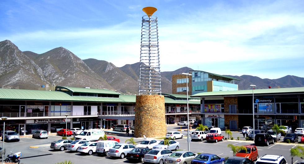 Torre central y estacionamiento con vista a la Sierra Madre